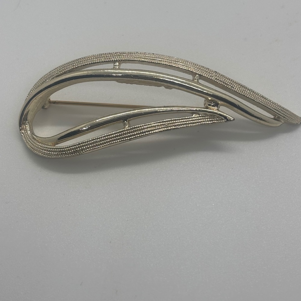 Sarah Coventry Vintage Gold Tone Swirl Brooch Textured Abstract Leaf Pin